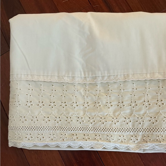 Off White Cream Queen Flat Sheet with 6.5 In Eyelet Lace Border 90x98 Fieldcrest - Picture 1 of 6